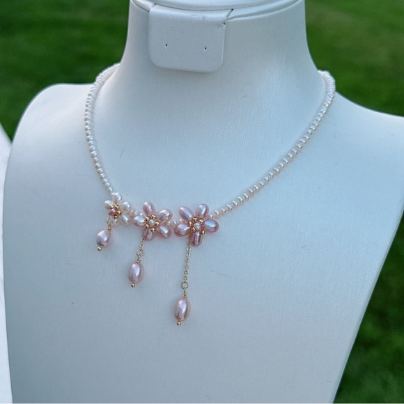 X435 Handmade Freshwater Pearl Flower Necklace - Picture 3 of 9